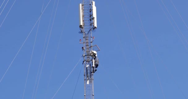 Luchtfoto 's van dichtbij van telecommunicatietoren op een landelijke locatie. Telecommunicatietoren antennes en satelliet zendt de signalen van cellulaire 5g 4g mobiele signalen naar de consumenten en smartphones. — Stockvideo