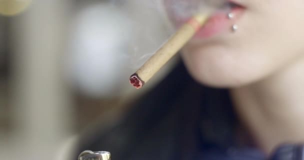 En flicka som ångar, andas in och andas ut stora moln av rök — Stockvideo