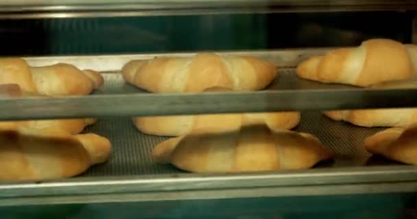 Fresh pastries in a basket on showcase, in the store. — Stock Video