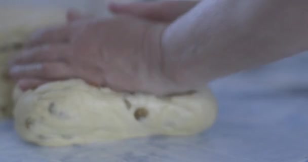 Abuela cocinar, preparar la masa en harina,. Mujer mayor pastelería para hornear en su cocina casera . — Vídeos de Stock