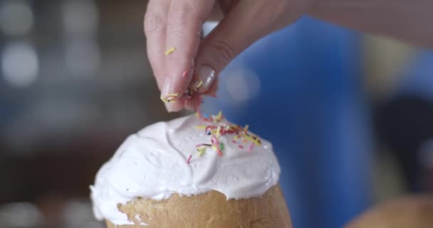 Mormor lagar mat, gör deg i mjöl. Senior kvinna bakar bakverk i sitt hemkök. — Stockvideo