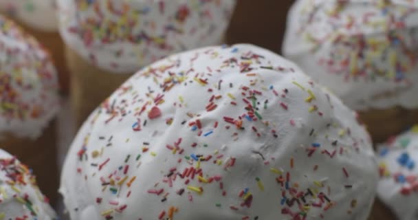 Abuela cocinar, preparar la masa en harina,. Mujer mayor pastelería para hornear en su cocina casera . — Vídeos de Stock