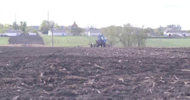 천연 이 코 비료와 거름. 경작지를 비옥하게 하는 농부. 농작물을 심기 전에 비료용으로 설계된 거름. — 비디오
