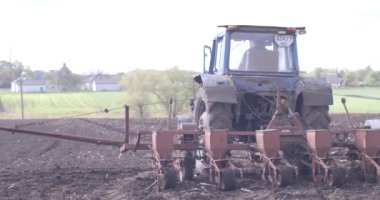 Gübreli doğal eko gübre. Çiftçi tarıma elverişli toprakları gübreler. Toprak gübresi için gübre ekilmeden önce..