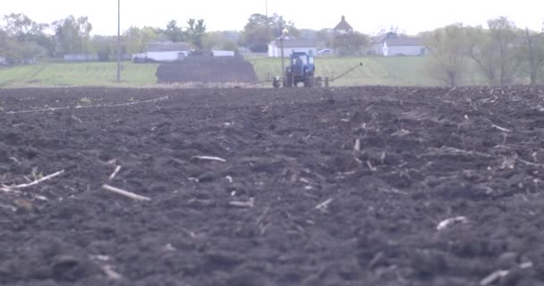Přírodní eko hnojivo s hnojem. Farmář hnojí ornou půdu. Hnůj určený k hnojení půdy před výsadbou plodin. — Stock video