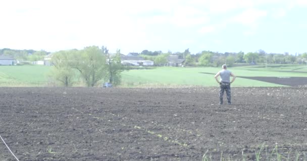 天然eko肥料加粪肥。农民给可耕地施肥。种植作物前用作土地肥料的肥料. — 图库视频影像