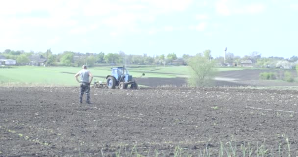 Natürlicher Ökodünger mit Gülle. Landwirt düngt Ackerland. Gülle für Bodendünger vor der Aussaat. — Stockvideo