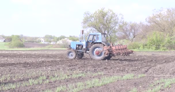 Natürlicher Ökodünger mit Gülle. Landwirt düngt Ackerland. Gülle für Bodendünger vor der Aussaat. — Stockvideo