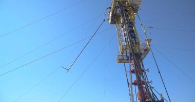 Gaz işleme fabrikasına bakın. doğalgaz ve petrol endüstrisi