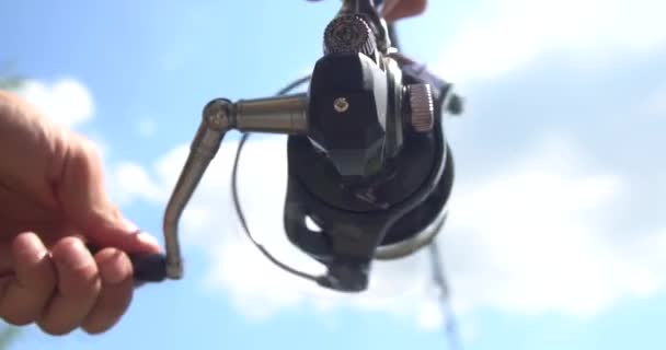 Вращаясь Катушкой Фоне Голубого Неба Рыболовные Удочки Рыболовные Снасти Озере — стоковое видео