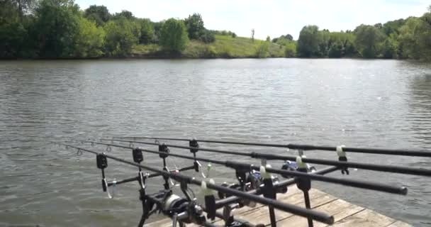 Вращаясь Катушкой Фоне Голубого Неба Рыболовные Удочки Рыболовные Снасти Озере — стоковое видео