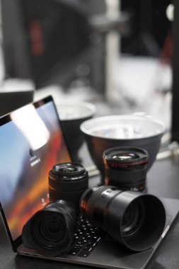 Fotoğraf tasarımcısının iş yeri, beyaz masa üstündeki cihazlar, stüdyo düzenleme konsepti.