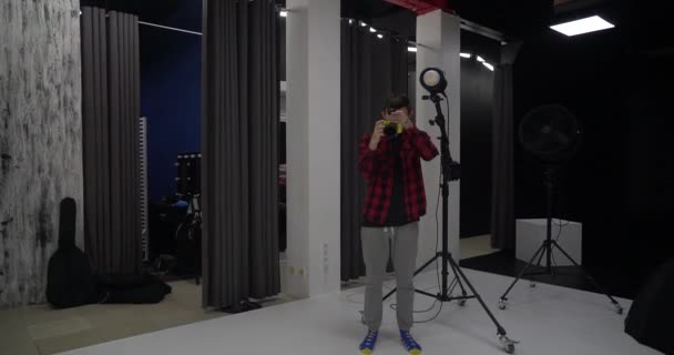 Genç Yakışıklı Profesyonel Fotoğrafçı Stüdyoda Bir Modelin Fotoğrafını Çekiyor Ele — Stok video
