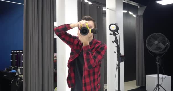 Joven Guapo Fotógrafo Profesional Masculino Tomando Fotos Una Modelo Estudio — Vídeo de stock