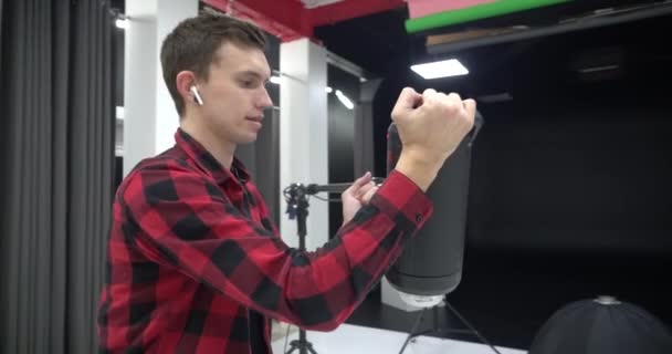 Jeune Beau Photographe Professionnel Prenant Des Photos Mannequin Dans Studio — Video