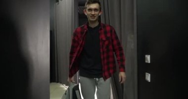 Genç yakışıklı profesyonel fotoğrafçı stüdyoda bir modelin fotoğrafını çekiyor. Ele geçirilen resimlerden memnun. Dijital kamera DSLR.