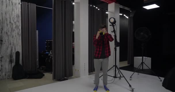 Mladý Pohledný Profesionální Fotograf Fotografující Modelku Studiu Spokojen Zachycenými Obrazy — Stock video