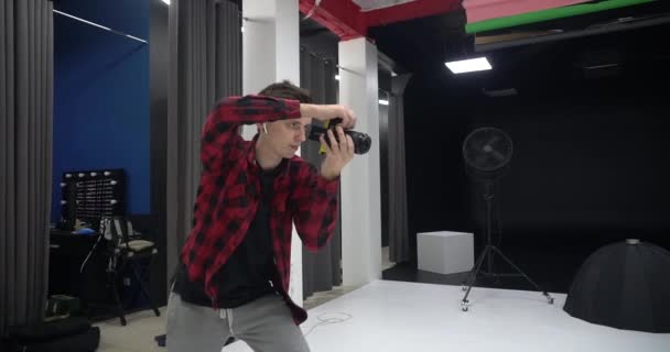 Młody Przystojny Mężczyzna Profesjonalny Fotograf Robiący Zdjęcia Modelce Studiu Jest — Wideo stockowe