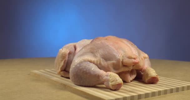Сира курка, шеф кухар готує курячу тушу, м'ясо птиці, невегетаріанські страви, дієтичне м'ясо — стокове відео