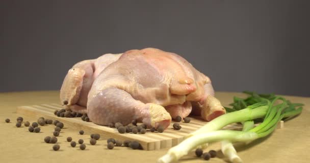 生鸡肉，厨师煮鸡肉，家禽肉，非素食餐，食肉。灰色背景 — 图库视频影像
