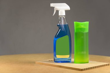 Mavi Cam Temizleyici Püskürtme Püskürtücü Parçalayıcı Atomizer. Tahtanın üzerinde, gri bir arka planda.