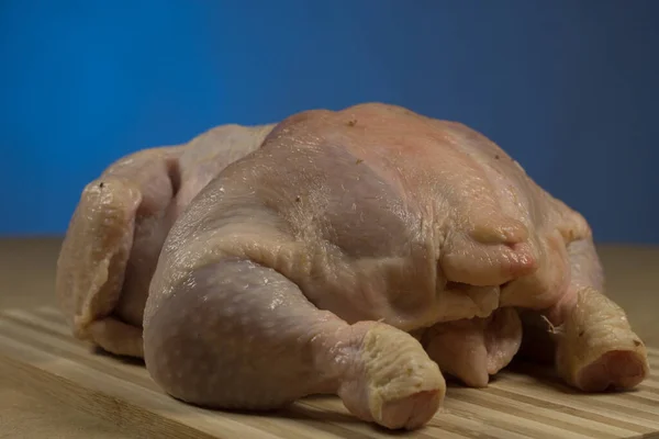 Carcassa Pollo Crudo Con Spezie Erbe Tagliere Tavolo Legno Sfondo — Foto Stock