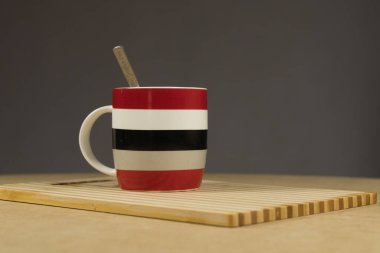 Mavi arka planda kırmızı-beyaz-mavi kupa. Arkadaş canlısı bir şirket, büyük bir aile, arkadaşlarla bir fincan çay ya da kahve, babalar günü, ofis, patron günü konsepti..