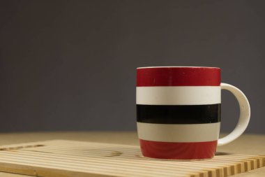 Mavi arka planda kırmızı-beyaz-mavi kupa. Arkadaş canlısı bir şirket, büyük bir aile, arkadaşlarla bir fincan çay ya da kahve, babalar günü, ofis, patron günü konsepti..