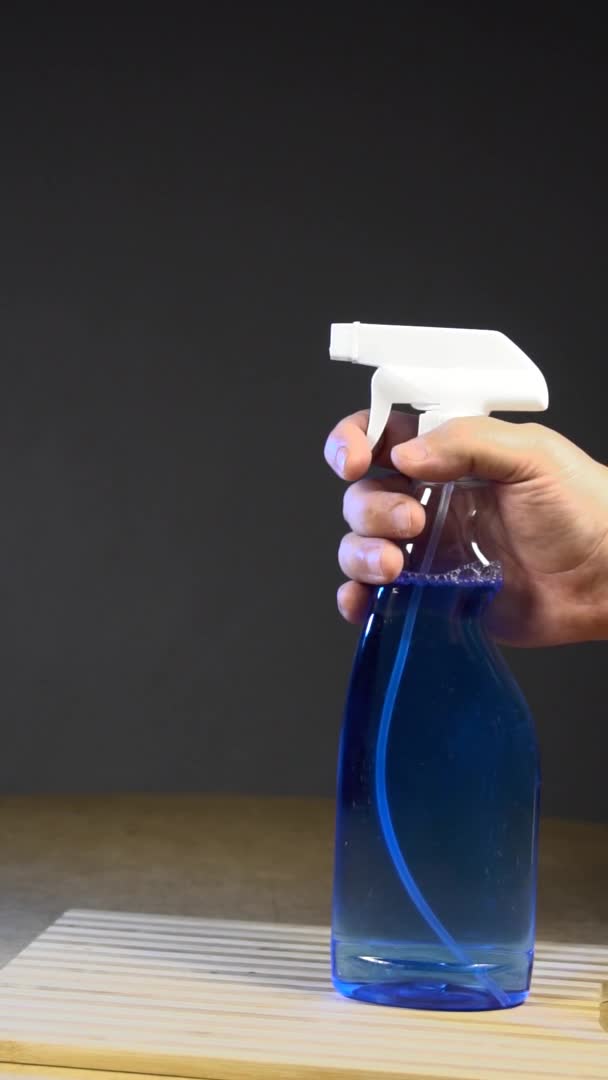 Blue Glass Cleaner Spray Spritzen Dispersion Pulverizer Auf Blauem Hintergrund — Stockvideo