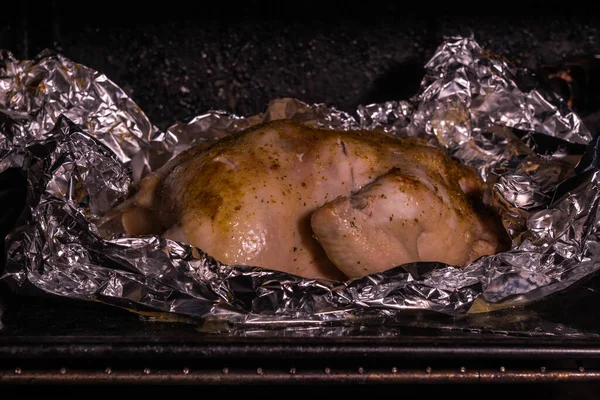 Cottura Arrosto Pollo Intero Lamina Metallo Forno Caldo Primo Piano — Foto Stock