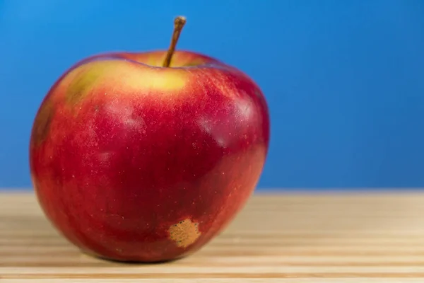 Juicy Apple Isoloated Red Background Desk Healthy Eating — Stock Photo, Image