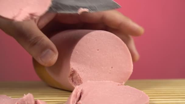 Close Van Handen Van Een Man Als Hij Snijdt Ham — Stockvideo
