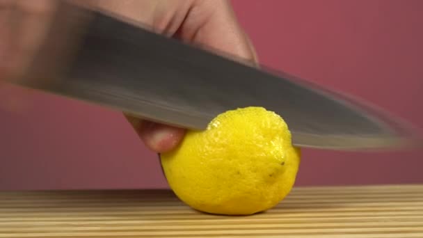 Nakrájej Citron Nožem Zdravé Jídlo Detailní Záběr Makro Červeném Pozadí — Stock video