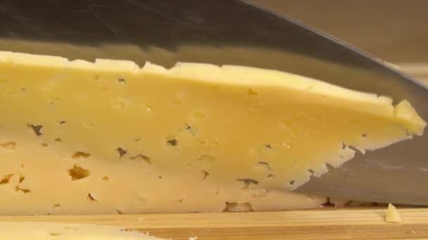 Gros Plan Cuisinier Une Femme Foyer Coupant Fromage Couteau Ralenti — Video