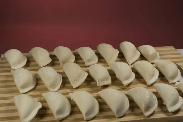 Çiğ mantı, pierogi veya pirohy, varenky, vareniki, içinde süzme peynir ile servis edilir. Ulusal Rus mutfağı, doğal organik ev yapımı fırın ürünü, yukarıdan görüş..