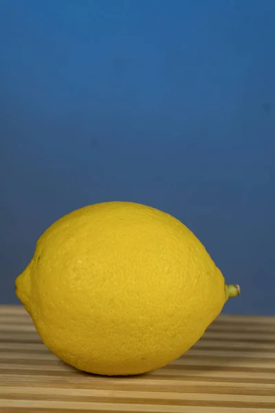 Citrusvruchten Citroen Het Houten Schoolbord Een Blauwe Achtergrond — Stockfoto
