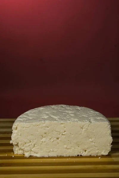 Formaggio Morbido Italiano Base Latte Vaccino Fondo Bordeaux — Foto Stock