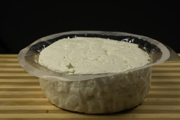 Pakette Yumuşak Peynir Var Siyah Bir Arkaplanda — Stok fotoğraf