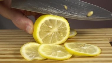 Limonu bıçakla doğra. Sağlıklı yemek. Yakın plan. Makro. Kırmızı bir arkaplanda