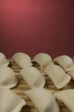 Fındık ve kuru üzüm karışımının arka planı, yakın plan. Tahta arka planda