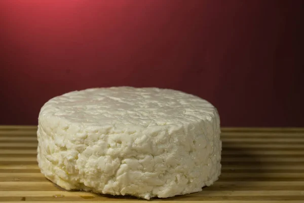 Fromage Pâte Molle Italien Base Lait Vache Sur Fond Bordeaux — Photo