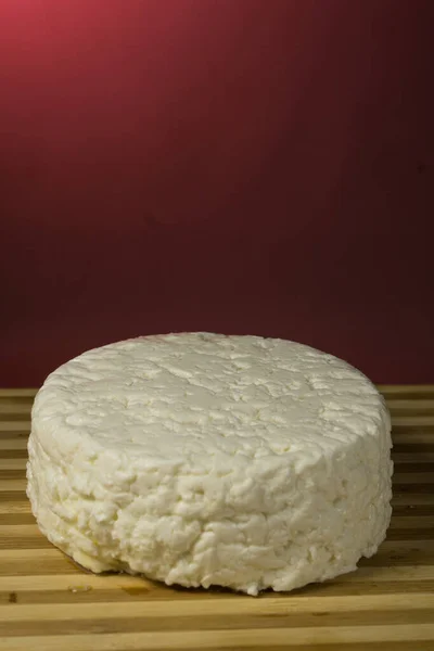 Fromage Pâte Molle Italien Base Lait Vache Sur Fond Bordeaux — Photo