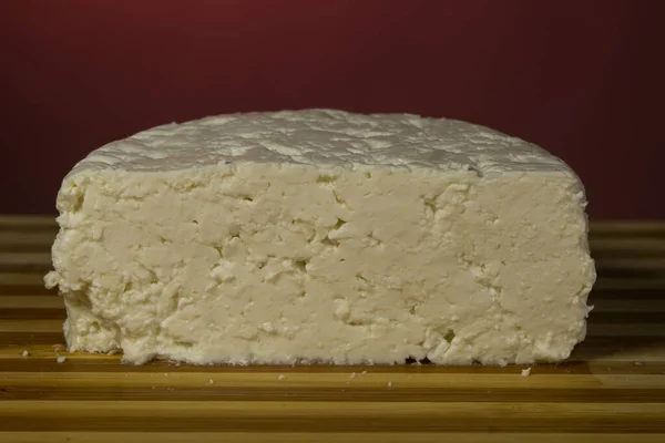Talyan Yumuşak Peyniri Inek Sütünden Yapılmış Bordo Bir Arka Planda — Stok fotoğraf