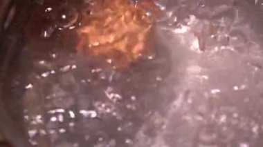 Tavuk yumurtası haşlanmış suda gaz ocağında küçük bir tavada kaynatılır.