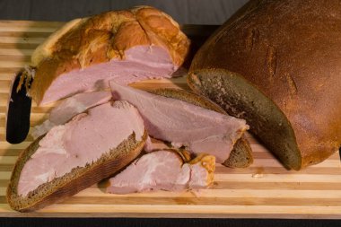 Cam bir şişede çiğ yumurta. Siyah bir arka planda. Masanın üzerinde.