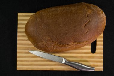 Geleneksel siyah çavdar ekmeği. Tahtada.