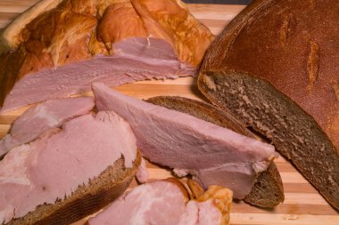 Tahta kesme tahtasında dilimlenmiş jambon. Taze prosciutto. Tahtada.