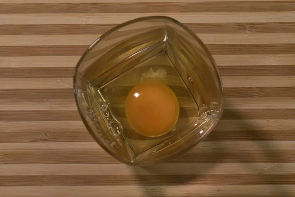 Uovo Crudo Bicchiere Vetro Uno Sfondo Nero Sulla Scrivania — Foto Stock