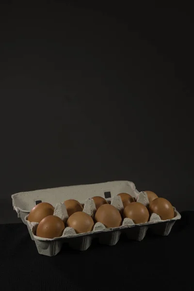Bandeja Huevos Con Huevos Pollo Conejito Decorativo Sobre Fondo Gris — Foto de Stock