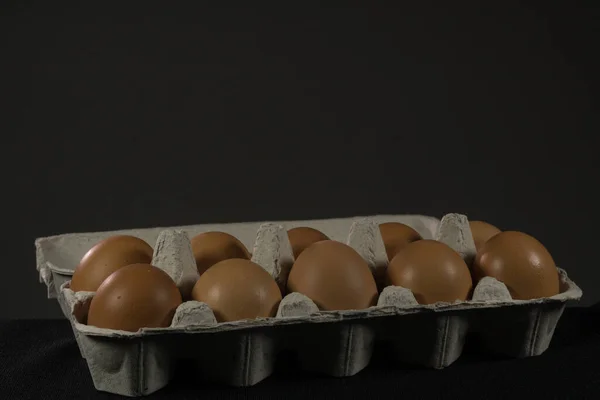 Eierschaal Met Kippeneieren Decoratief Konijn Grijze Zwarte Achtergrond — Stockfoto